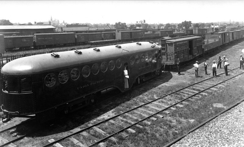 McKeen Motor Car #10 shunting 10 empty freight cars.